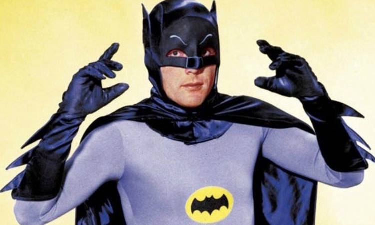 Adam West, estrela da série 'Batman', morre aos 88 anos